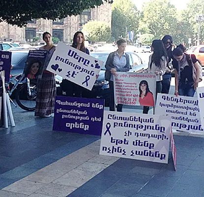 12-часовая акция в центре Еревана требует принять закон «О насилии в семье»