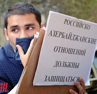 Ветеран Карабаха, возмущенный унижением земляка, бросил ботинок в посольство РФ