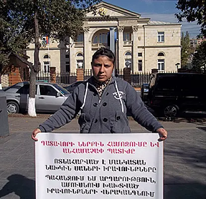 Воспитанница детдома начала акцию в защиту мужа перед резиденцией президента Армении