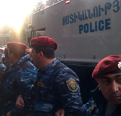 Против полиции и Сержа Саргсяна, за Шанта Арутюняна. Акции в Ереване