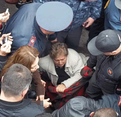В центре Еревана началось строительство, а к протестующим применили силу