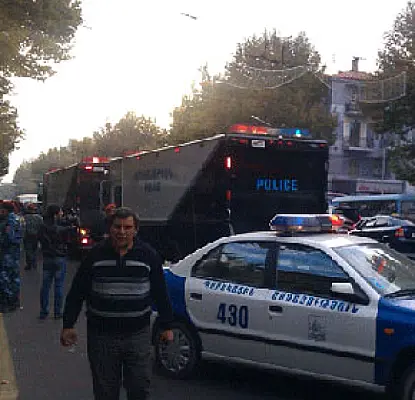 В день визита Путина в Ереване задержали активистов за плакат «Приехал папа Сержа»