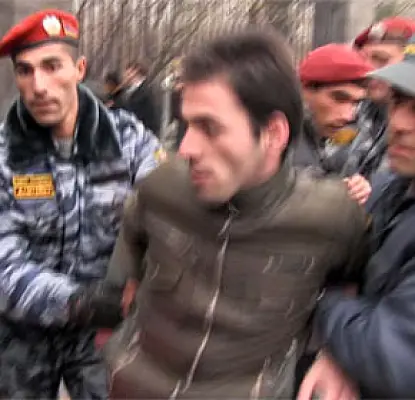 У офиса президента Армении задерживают прохожих и журналистов