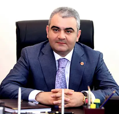 Գալուստ Սահակյանի չինովնիկ որդին թեկնածուական թեզ է պաշտպանել
