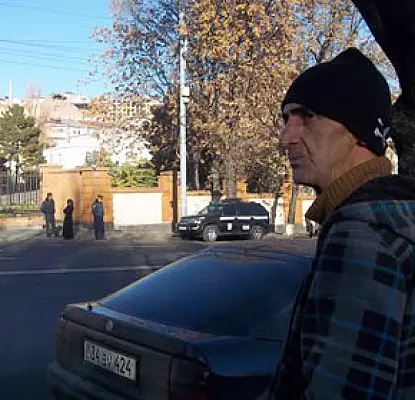 Часть вещей пикетирующих офис Сержа Саргсяна вернули. Сотовый остается у полиции