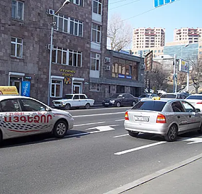 Ереванским таксистам негде парковаться, а штрафы слишком высоки