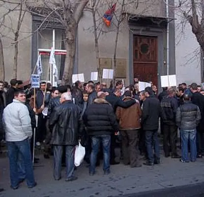 Metsamor Nuclear Power Plant Employees Protest Outside Ombudsman's Office