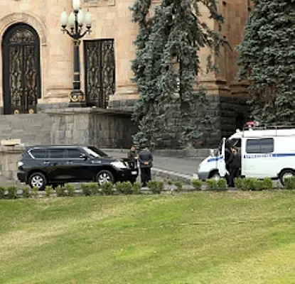Проникший в армянский парламент мужчина хочет «ценой крови заработать деньги на пропитание детей»