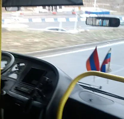 От мэра Еревана требуют убрать флаги России из общественного транспорта