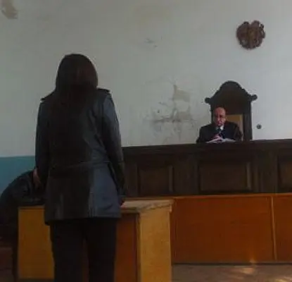 Суд в Армении: Сестра обвиняемого в избиении жены Акопяна дает противоречивые показания