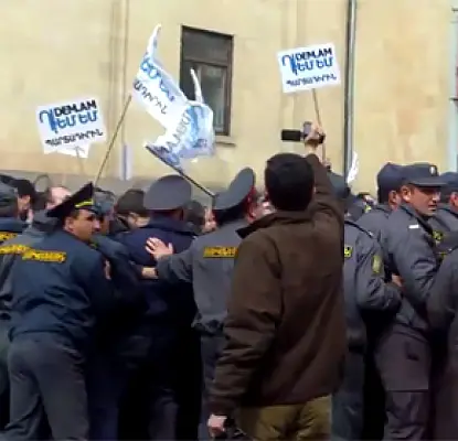 Противники обязательных пенсионных отчислений блокировали улицу в Ереване