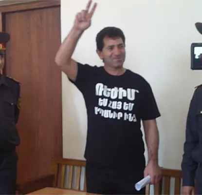 Ветераны Карабаха поддержали боевого товарища исполнением патриотических песен