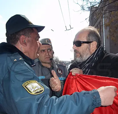 Полицейский не явился на рассмотрение в суде своего иска против армянского журналиста