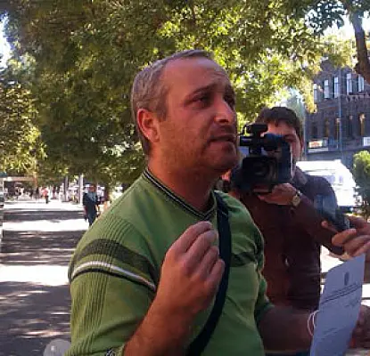 Отец нуждающегося в лечении малыша провел акцию перед посольством Франции в Армении