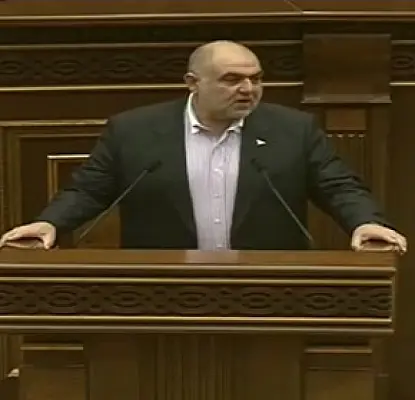 «Не думал, что могут двинуть по морде?». Армянский депутат оправдал нападение на коллегу
