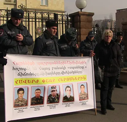 «К Путину обращаться?». Президент Армении не отвечает родителям погибших военнослужащих