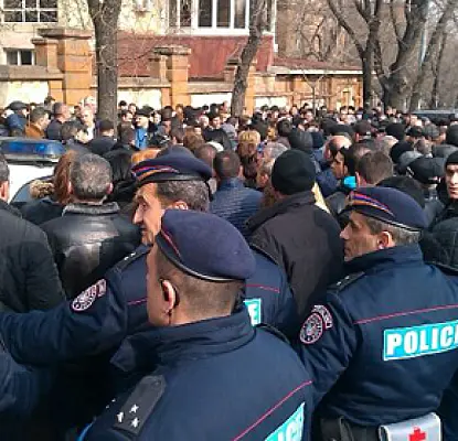 Тысячи торговцев блокировали подступы к офису президента Армении