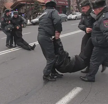 Полиция Армении снова защитила офис президента от родителей погибших в армии солдат