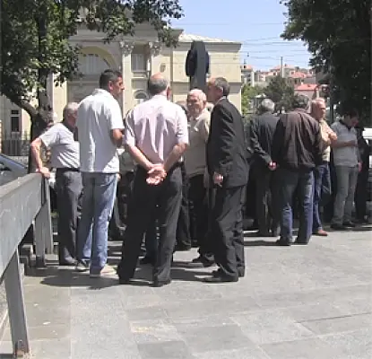 Наиритцы пикетируют офис президента, требуя за несколько месяцев погасить долг по зарплате