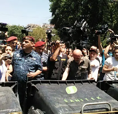 Полиция покопалась в мусорных баках ереванской баррикады 