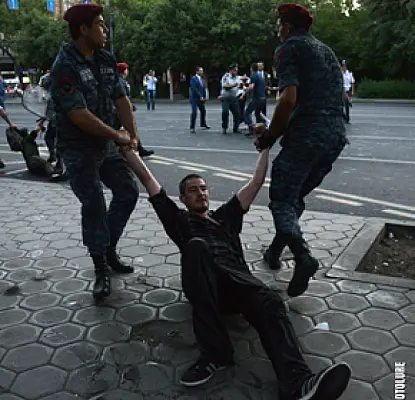 Задержанных в Ереване призывают не участвовать в незаконных экспертизах, проводимых полицией