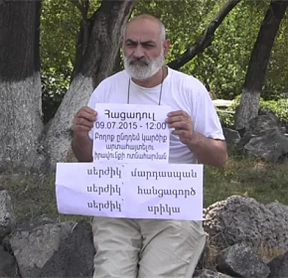 “сержик – убийца, преступник, подлец”. У ворот к дому президента началась голодовка