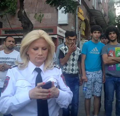 Чиновник не сказала, почему полиция Армении избивала несовершеннолетних