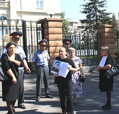 Armenian Parliament Unwilling to Form Ad Hoc Committee on Non-Combat Army Deaths, Mother Says
