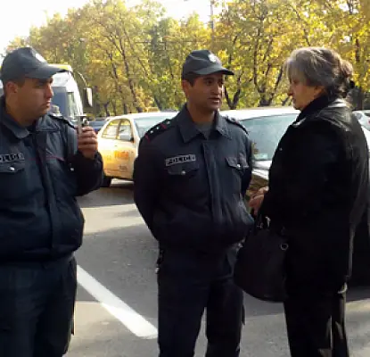 Ombudsman Staffer Convinces Police to Allow Protesters Near Presidential Palace