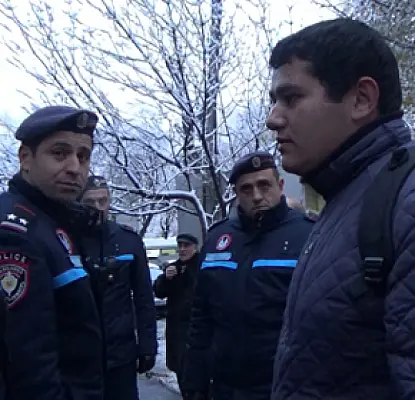 До начала митинга в Ереване гражданина задержали за отказ открыть рюкзак