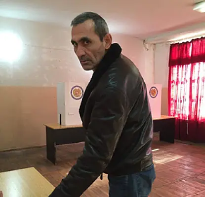 Ընտրատեղամասում սպառնացել են գետնին տալ դիտորդի հեռախոսը (ՏԵՍԱՆՅՈՒԹ)