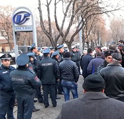 Քաղցրաշենցիները բողոքում են նախագահականի մոտ․ խաղողի դիմաց գումար չեն ստացել