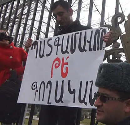 Армянские депутаты поддержали акцию журналистов против члена правящей партии
