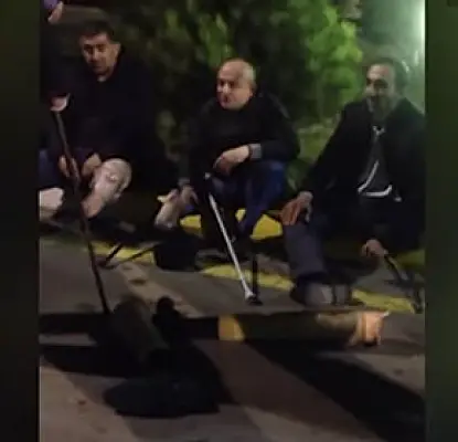 Ветераны карабахской войны сняли протезы в знак протеста против таможенников