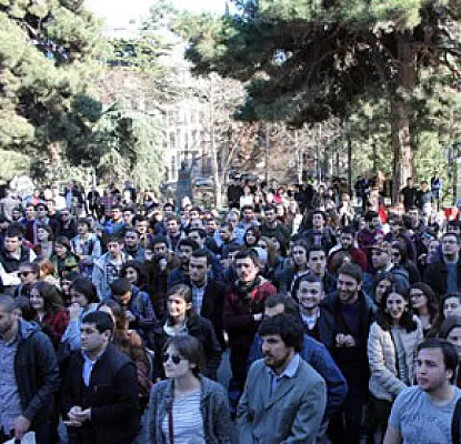 Тбилисские студенты продолжают протестовать против вмешательства спецслужб