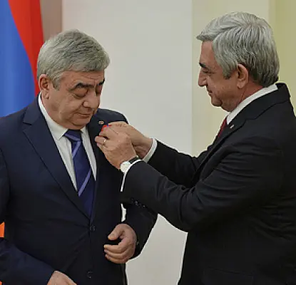 Президент Армении наградил брата «за заслуги перед Отечеством»