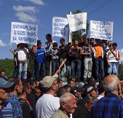 Unknown Man Allegedly Threatened to Run Garni Protester Over and Toss Body Into River