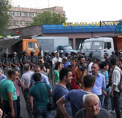 Citizens Clash with Police Near Seized Yerevan Police Station (Video, Updated)