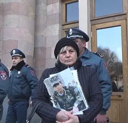 Замгенпрокурора Армении не стал слушать матерей погибших в армии солдат - акция