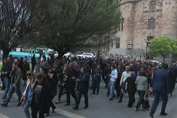 Yerevan Shopkeepers Hold Demonstration Outside Government Offices Over Recent 'Tax Terror'