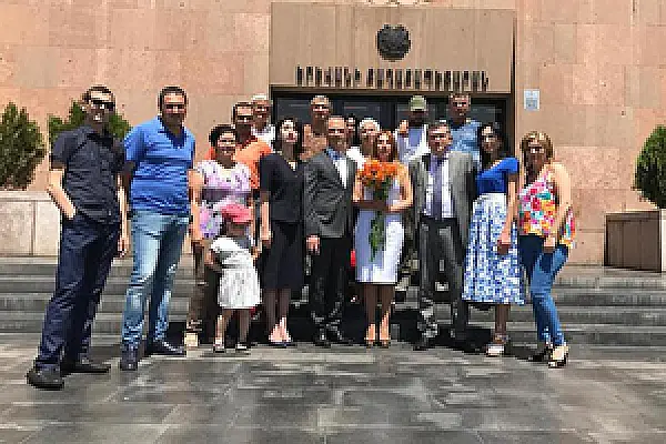 Երևանի ավագանու երկու նիստ անցկացվեց՝ շենքի ներսում և դրսում