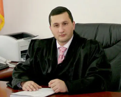 Армянский судья ответил журналистке, попросив ее из помещения