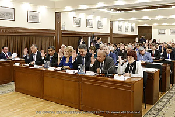 Ruling Party Member Swears at Oppositionist as She Opposes Granting Apartments to Actors and Singer ‘In Need’