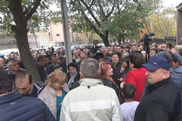 За окном протест, а главный налоговик Армении отстаивает право сыновей на бизнес