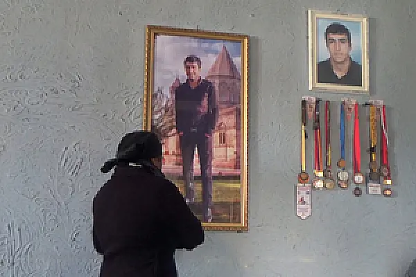 «Его довели». Армянского военнослужащего обнаружили повешенным неподалеку от дома