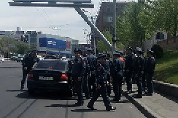 Задержанных в Ереване увозят на автомобилях без госномеров