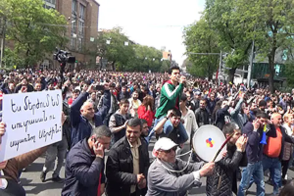 Thousands Continue Flooding Yerevan Streets After Pashinyan Arrest (Live Thread)