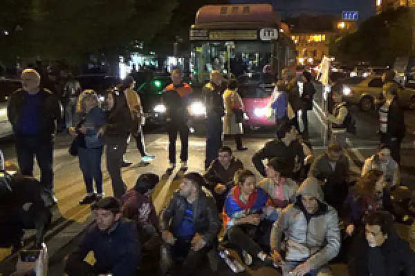 Полицейские последовательно «не замечают» протестов против Сержа Саргсяна