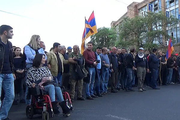 Сплотиться вокруг одной идеи призвали на второй день протестов в Ереване