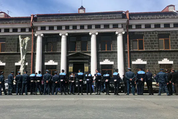 Протесты в Гюмри. Губернатор Ширака распорядился закрыть двери администрации (обновляется)